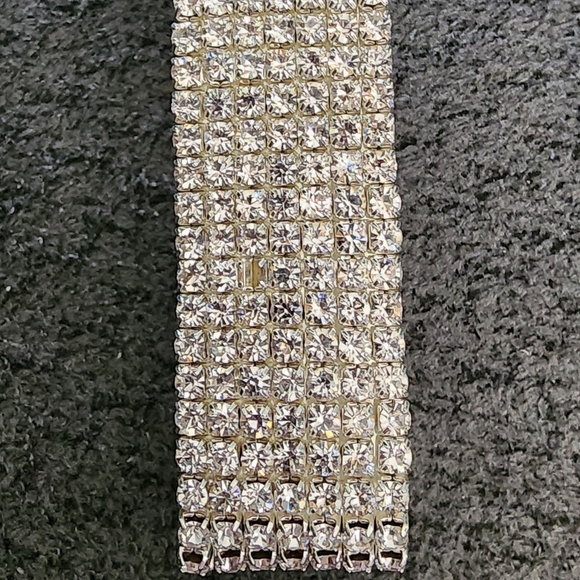 Elegant Silvertone Rhinestone Stretch Bracelet - Picture 4 of 4